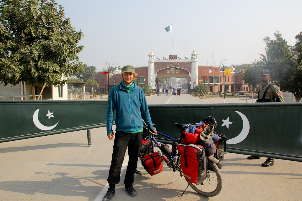 Florian am Grenzübertritt von Pakistan nach Indien © http://www.onemanonebikeoneworld.com/