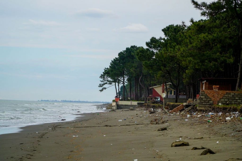 Müll am Strand bei Poti am Schwarzen Meer