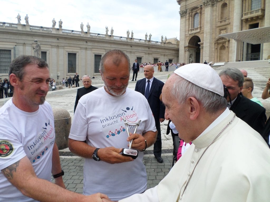 Handshake mit dem Papst © Sven Marx