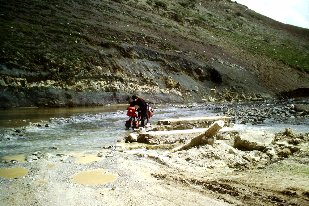 Transasien Crossing river