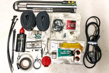 Bikepacking Werkzeug unterwegs: Wiederverschließbare Kabelbinder, Sahmurai Schwert & ein Kondom